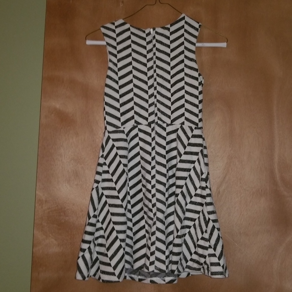 Black and White Sleeveless Dress - Girls size 12 - Picture 2 of 3
